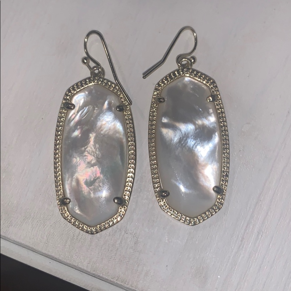 White Kendra Scott Earrings ♥️ LIKE NEW